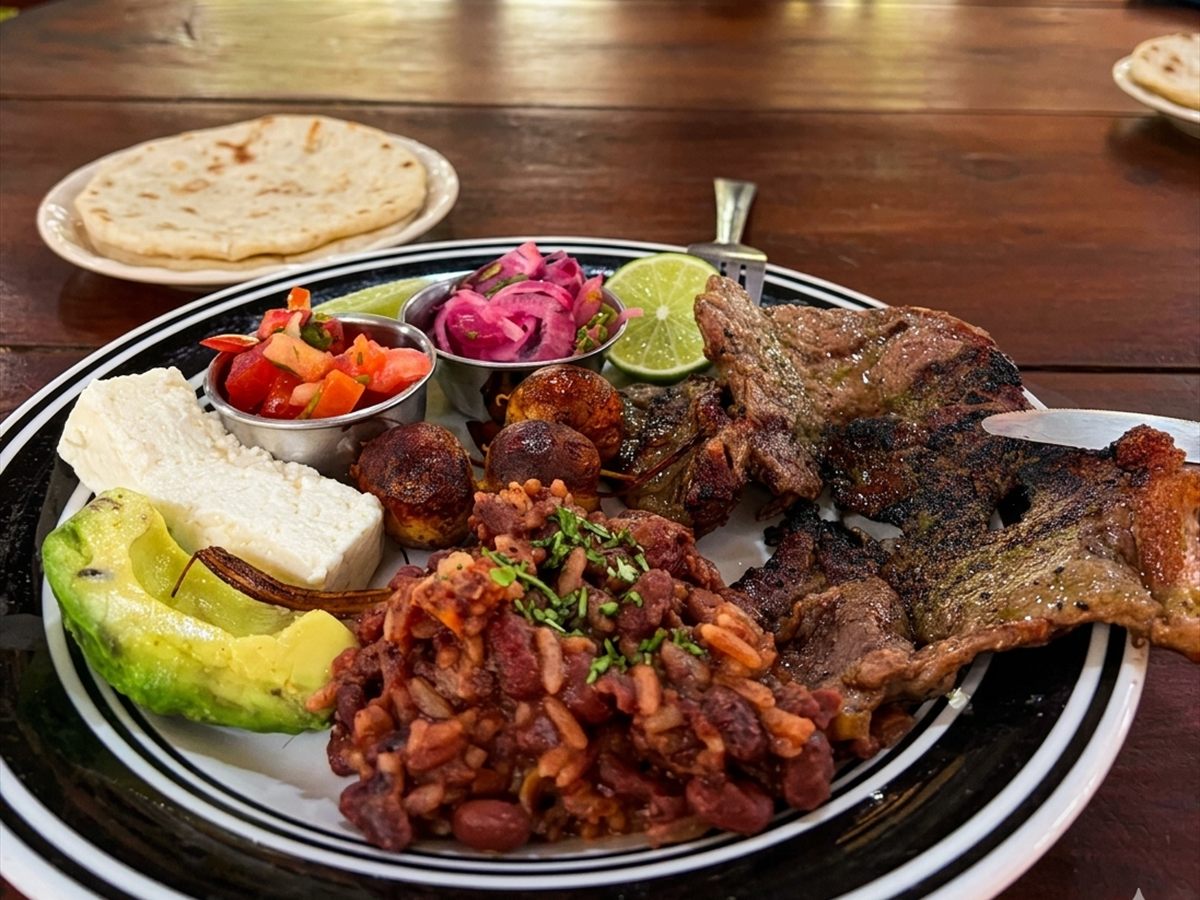 Plato típico salvadoreño del restaurante de Finca Rancho Monte Hebrón
