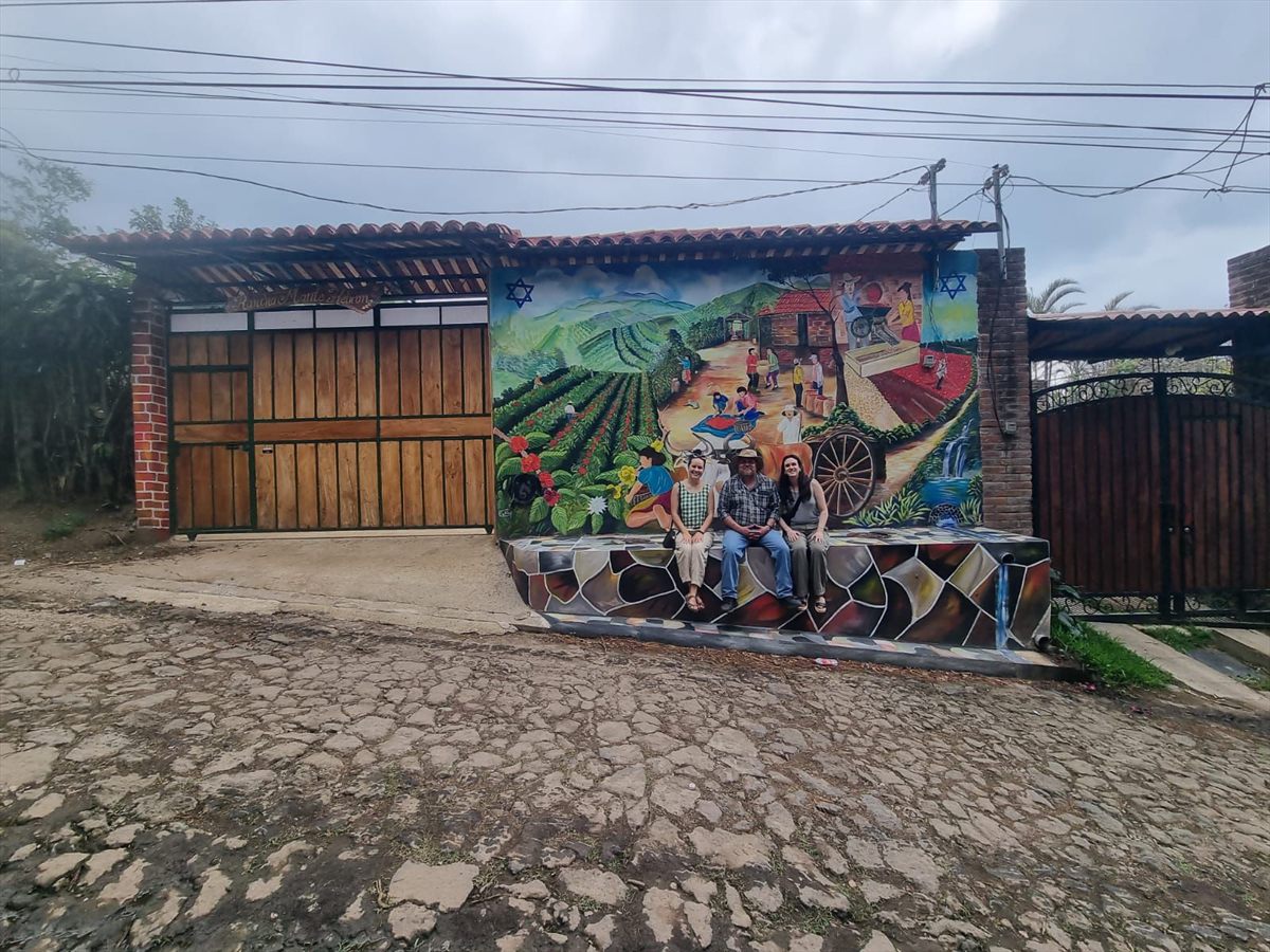 Entrada de Finca Rancho Monte Hebrón con mural pintado a mano