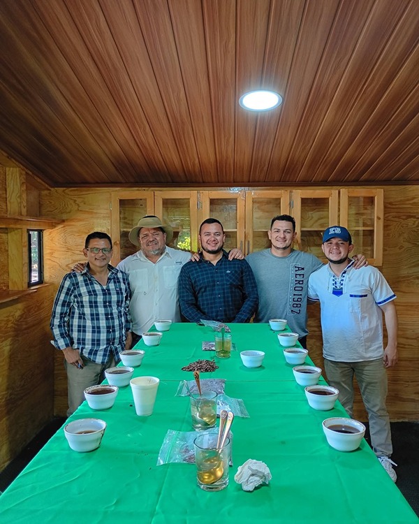 Curso de café — grupo en mesa de catación