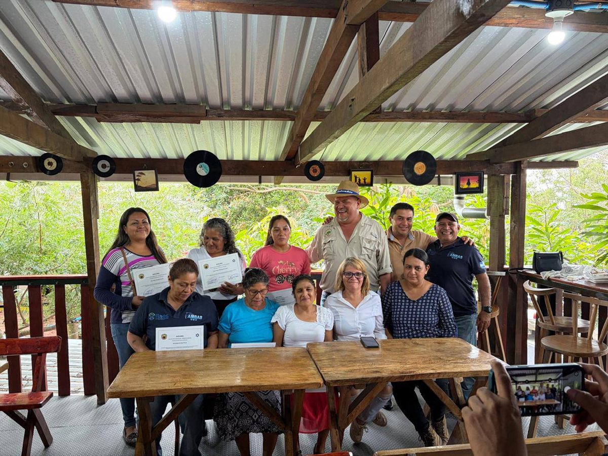 Curso privado a caficultoras de Juayúa con apoyo de AMBAS y FIAES